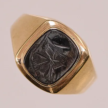 Ring, Ø18¾, bredd:13mm, hematit med dekor, 14K 3,9g.