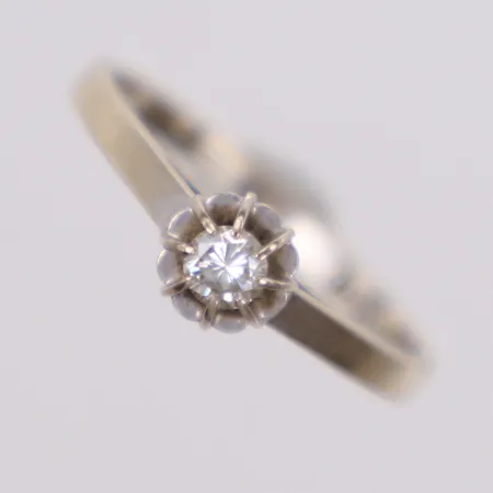 Ring med diamant 0,12ct enligt gravyr, stl 16, bredd: 1,7-5,3mm, Guldfynd, vitguld, 18K Vikt: 1,8 g