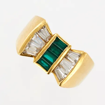 Ring med gröna och vita stenar, stl 18¾, bredd 10,5mm, 18K Vikt: 6,2 g