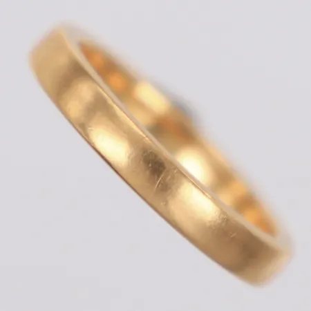 Ring, stl 15¾, bredd 2,9mm, personlig gravyr, 18K Vikt: 4,2 g