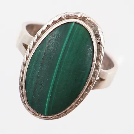 Ring med malakit, stl 16½, bredd: 3-20mm, silver 830/1000 Vikt: 4,9 g