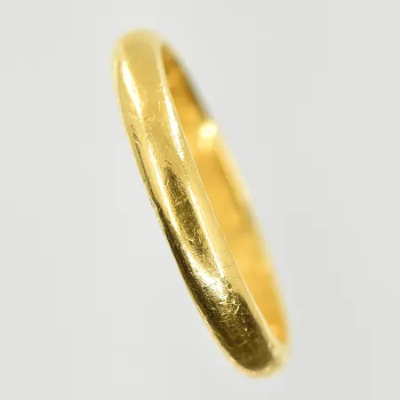 Ring, stl 20½, bredd 3 mm, gravyr, 23K. Vikt: 5,6 g