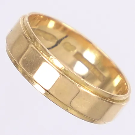 Ring, stl 17¾, bredd 5mm, svara rester av äldre gravyr på insidan av skena, 18K Vikt: 4,3 g