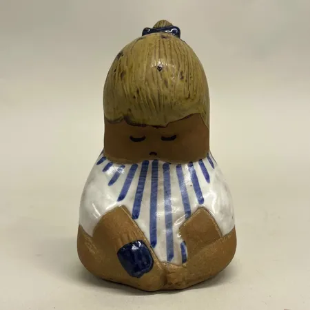 Figurin, höjd ca 15cm, modell Johanna (ca 1962-1980), Lisa Larson, ur serien Larsons ungar, Gustavsberg, stengods, glasyrmistor, delvis glaserat stengods