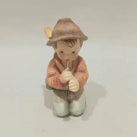 Figurin, pojke med flöjt, höjd ca 10cm, Goebel W. Germany M. Hummel, porslin Skickas med paket.
