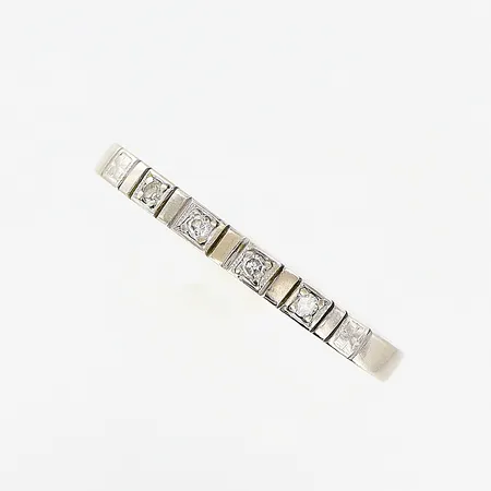 Ring stl 19, bredd 2mm, diamanter 4 x 0,01ct, 8/8-slipade, vitguld 18K Vikt: 2,2 g