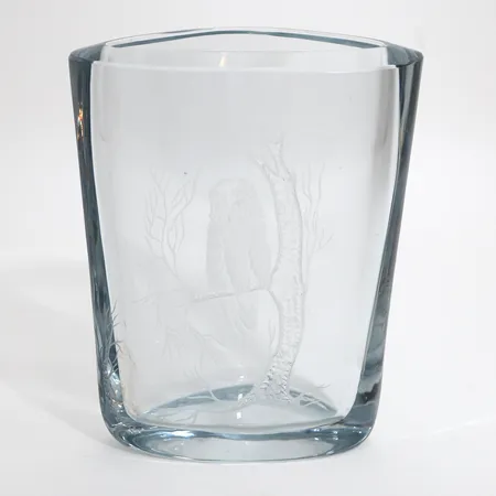 Glasvas med uggla, Strömbergshyttan, höjd: 18,5cm, bredd: 15,5cm.  Skickas med postpaket.