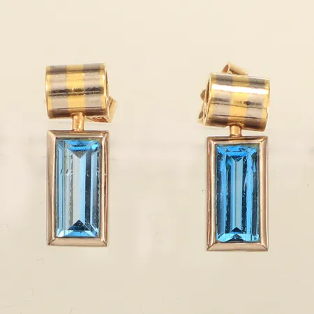 Ett par örhängen med blå sten, möjligen topas, ca 6x16mm, tvåtonad, 18K Vikt: 5,7 g