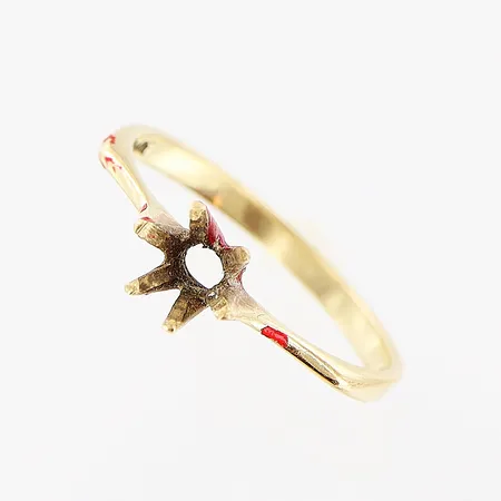 Ring, stl 18¼, bredd 2-5,5mm, sten saknas, färg, 14K.  Vikt: 1,9 g