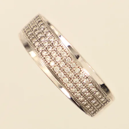 Ring med vita stenar, stl 18, bredd 2,5-7mm, 925/1000 silver  Vikt: 3,4 g