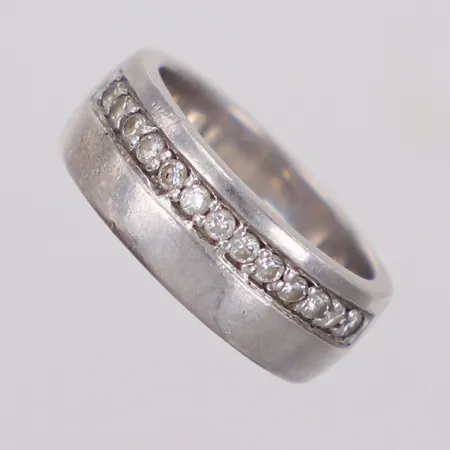 Ring med vita stenar, stl 16, bredd 6,9mm, GHA, 925/1000 silver Vikt: 6,3 g