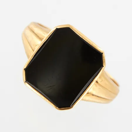 Klackring med svart sten, stl 20, bredd 14mm, gravyr, skev skena, 18K Vikt: 3,7 g