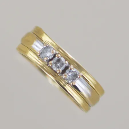 Ring med stenar , Ø 19 mm, bredd 5,4 mm, ojämn, 18K Vikt: 1,7 g