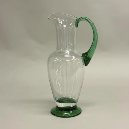 Kanna, 100 cl, Nobel, green, design Gunnar Cyrén, etikettmärkt Orrefors, höjd 28,5cm, Ø14,5cm, kristall, botten och handtag i grönt glas, originalkartong Skickas med postpaket.