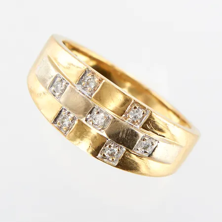 Ring med diamanter 7x0,02ct, stl 19¾, ca 9mm, 18K Vikt: 6,4 g