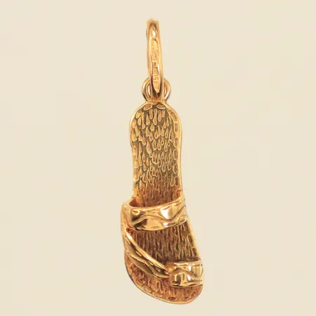 Hänge sandal, längd 27mm inklusive ögla, bredd 7,2mm, 18K  Vikt: 1,5 g