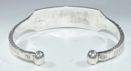  Fin öppen armring med mönster på sidorna O 63 mm.  Ring  Ø 19,5 mm,  silver Vikt: 32,7 g