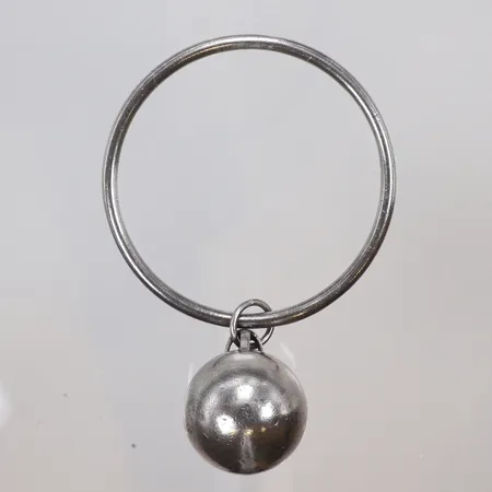 Armring med berlock, innermått Ø65mm, bredd 4-30mm, K&EC (Ceson Guldvaru Ab, Göteborg 1966) repor finns, silver 830/1000 Vikt: 51,6 g