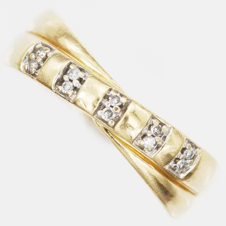 Ring med diamanter, totalt 0,08ctv enligt gravyr, GHA, stl: 19, bredd: 3 - 7 mm, 18K guld. Vikt: 5,3 g