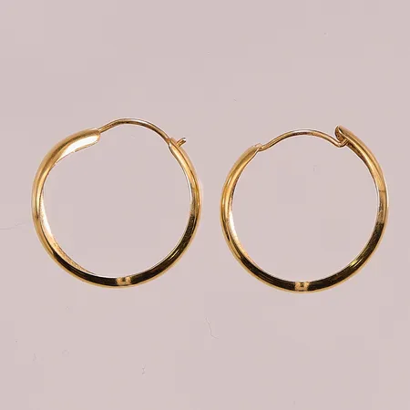 Ett par örhängen, 17mm, skeva, 18K 0,9g.