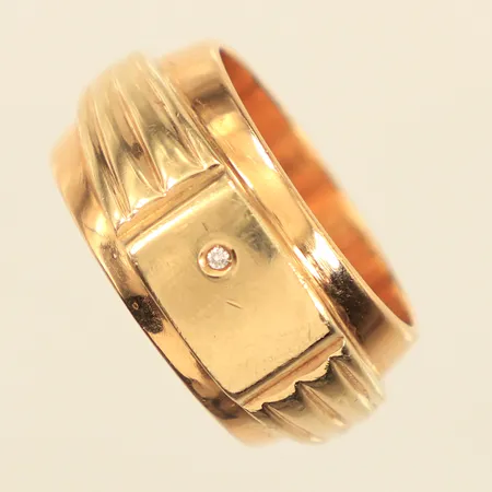 Ring med diamant ca 0,01ct, stl 21, bredd ca 13mm, del av ring i 14K, repig, gravyr, 18K Vikt: 31,5 g