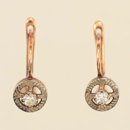 Ett par örhängen med diamanter ca 0,09ct, längd ca 14,5mm, Ø7mm, tvåtonad, 14K Vikt: 2,9 g