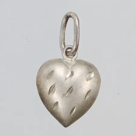 Hänge hjärta med mönster, 20x10mm inklusive hängöglan, silver 925/1000 Vikt: 0,5 g