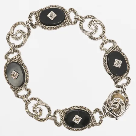 Armband med onyxer samt markasiter, längd: 20cm, bredd: 14mm, bruksslitage, stenar saknas, silver, bruttovikt: 21,7g. 