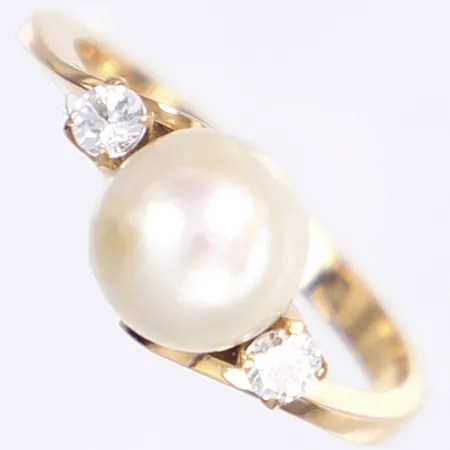 Ring med vita stenar och odlad pärla, stl 17¼, bredd 2-8mm, 18K bruttovikt: 3,8g Vikt: 3,8 g