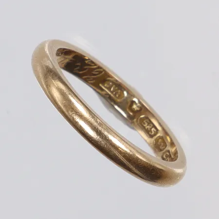 Ring slät, stl 17½, bredd 3mm, gravyr, 14K  Vikt: 3,9 g