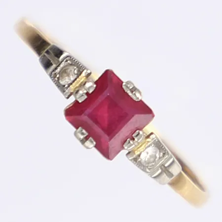 Ring med röd och vita stenar, stl 17, bredd 1-5mm, 18K Vikt: 1 g