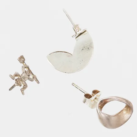 Tre stycken udda örhängen, en snurrebuss saknas, 925/1000 silver.  Vikt: 3,5 g
