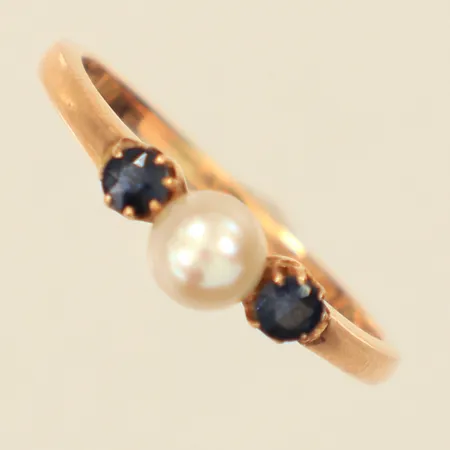 Ring med odlad pärla och syntetiska safirer, stl 17½, bredd 1,5-4,9mm, 18K  Vikt: 2,2 g