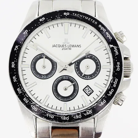 Herrur Jaques Lemans, stål, quartz, Ø40mm, vit urtavla, kronograf, datum, originallänk 21,5cm, stort slitage/repor på glasring, nagg och spricka i glas, original läderband medföljer, kvitto Ur&Penn Juni 2024, box.