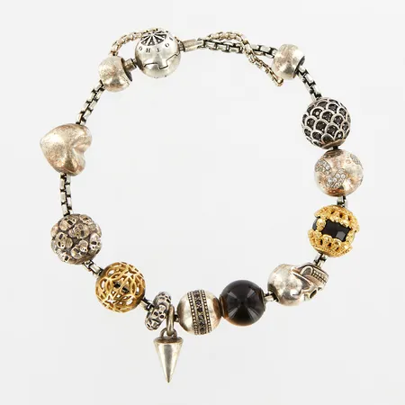 Armband Thomas Sabo med 12 berlocker varav en dubbel med säkerhetskedja, ca 19cm, bredd: ca 10mm, silver 925/1000, originaletui Vikt: 35,4 g