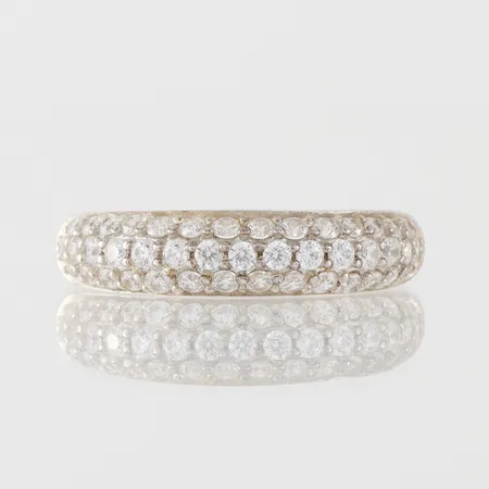 Ring med stenar, storlek 18 mm, bredd 3-5.2 mm, silver 925/1000. Vikt: 3,9 g