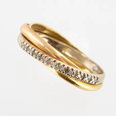 Ring med diamanter 10x0,0,005, stl 17½, bredd ca 5mm, skev och bucklor på skena, 18K Vikt: 2,7 g