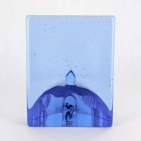Konstglas, skulptur /bokstöd, "Blues Hideout", formgiven av Bertil Vallien för Kosta boda, 15 x 11,5 x 8,5cm, nr: 7091009, signerad samt etikettmärkt  Vikt: 0 g Skickas med postpaket.