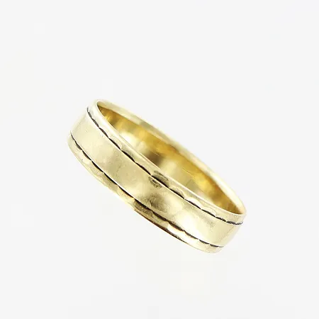 Ring, stl 17½, bredd 4,5mm, något skev, 8K. Vikt: 2,2 g