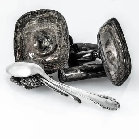 Diverse defekt silver (830/1000) 392g bto (lite hartsrester kvar i den ena ljusstaken) 