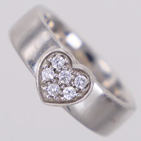 Ring med vita stenar, stl 18½, bredd 6,6-8,5mm, GHA, 925/1000 silver  Vikt: 11,1 g