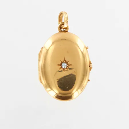 Medaljong med vit sten, 30x18mm, bucklor på baksidan, 18K Vikt: 2,8 g