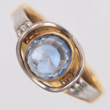 Ring med blå sten, stl 19¾, bredd 10,3mm, vitguld/rödguld, 18K Vikt: 4,6 g