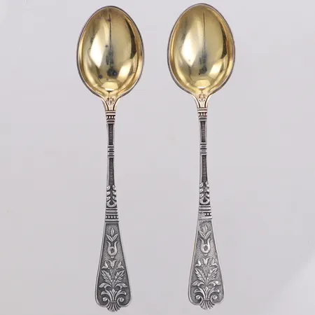 Två mockaskedar, längd 10,5cm, gravyr, silver  Vikt: 18,3 g