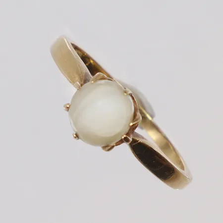 Ring med pärla, stl 16¼, bredd 1-7mm, slitage och lös pärla, 18K Vikt: 2,3 g