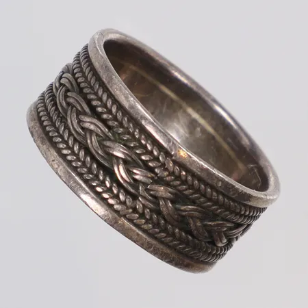 Ring med mönster, stl 16¼, bredd 8mm, silver 925/1000 Vikt: 4,5 g