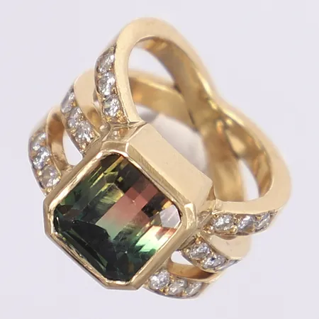Ring med diamanter 18x ca 0,02ct samt vattenmelons-turmalin ca 3,50ct, stl 15¼, bredd 9-12mm, tillv.  Annika Dahlsjö, Göteborg 2017, små nagg på turmalin något lös i fattning, 18K Vikt: 12 g