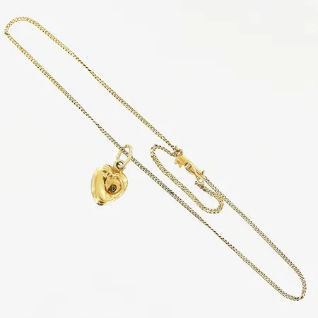 Armband, Pansar, integrerat hänge hjärta, sluten kedjemodell, öppen ca 60x70mm, stängd ca 55x60mm, defekter på länk och hänge, 18K. Vikt: 1,5 g