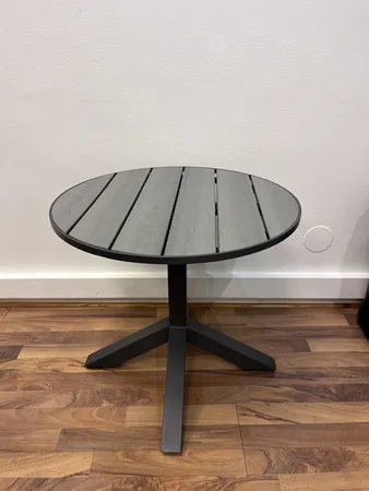 Soffbord för utomhusbruk "Modena", Ø60cm, Höjd: 144cm, Inköpt på Mio, smärre bruksskick Vikt: 0 g Specialfrakt, kontakta pantbankskontoret för mer information.