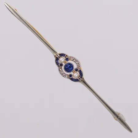 Brosch med safirer, fröpärlor samt rosenstenar, längd: 7,4cm, en safir saknas, importstämplad, 18K Vikt: 4,7 g